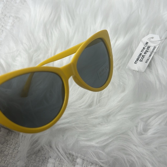 PETALS AND PEACOCKS Meow Meow Cat Eye Sunglasses UV 400 Protection - Picture 9 of 9